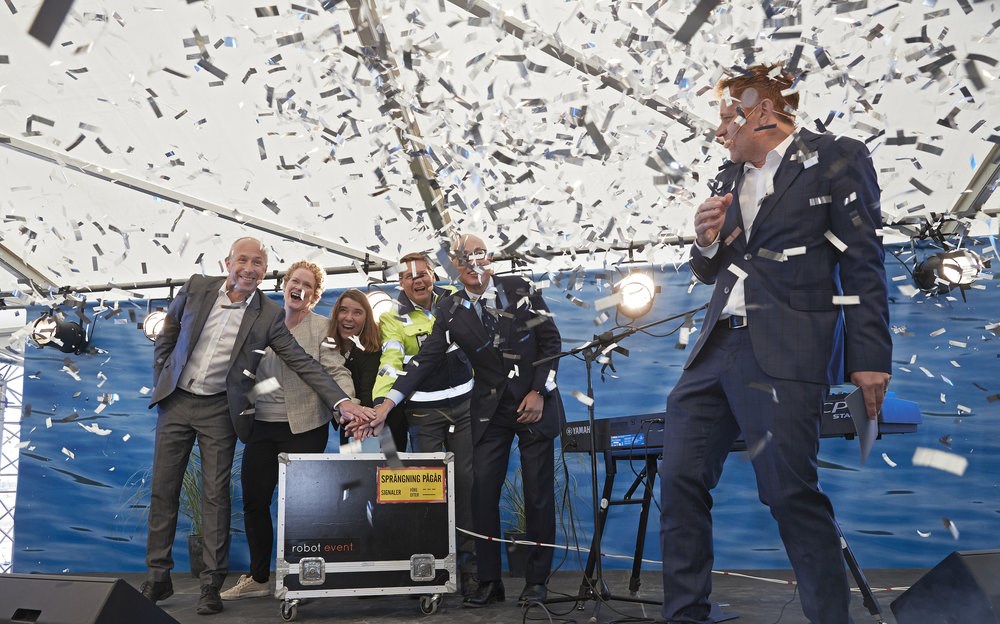 Personer på scenen under invigningen.