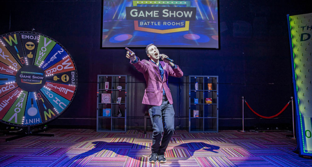 En person håller i en gameshow