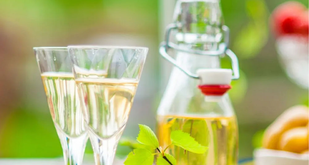 Snapsglas på ett bord