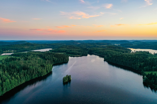 Översiktbild på en stor sjö och skogsområde