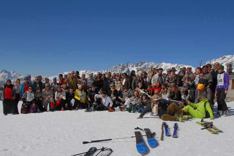 En gruppbild på många personer som är på en skidresa tillsammans
