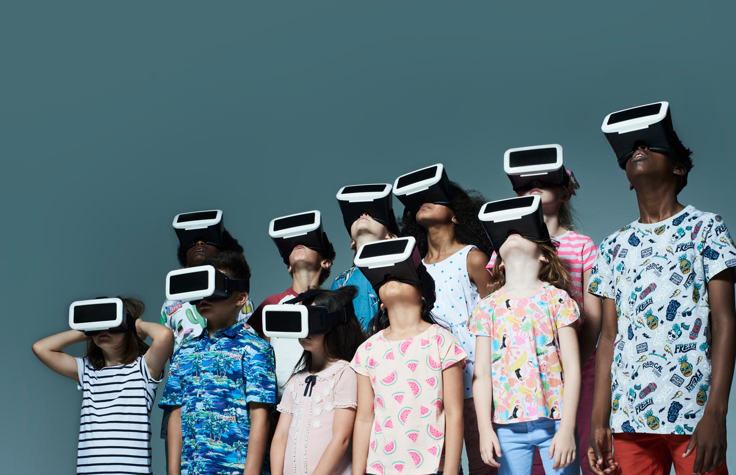 Flera barn som har virtuella glasögon på sig och kollar upåt
