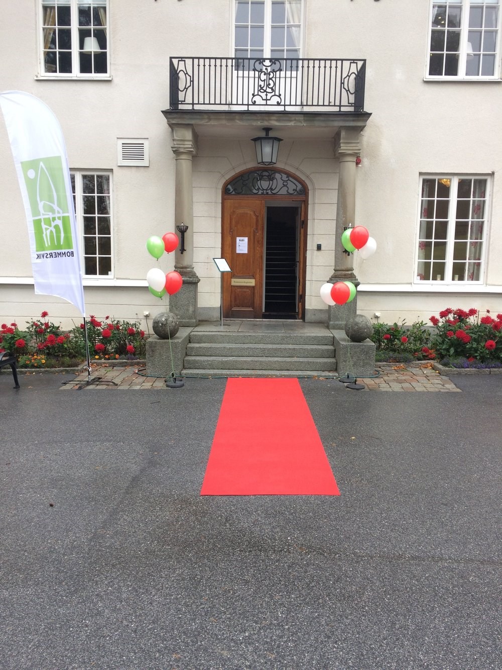 Entré till konferensen med ballonger hänger utanför